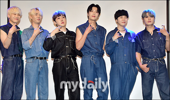 Idol group ABlue (ABLUE, WinL, ON, Wonjoon, YOU, Seongsu, Seokjun), produced by comedian Yoon Hyeong-bin, officially debuted.A Blue held a press showcase to announce the debut album Color_the start at the Yoon Hyeong-bin small theater in Mapo-gu, Seoul on the afternoon of the 24th.The album was released the day before.According to the agency J-Star Entertainment and Yoonso Group, the album consists of three songs full of ABlues unique music colors, with leader WinL participating in all of the lyrics, compositions and arrangements, and member You helping with the lyrics.The title song is Carnival.The agency said, It is a song that depicts A Blue, which sails through the huge sea of the world. Based on the intense sound based on the hip-hop beat, it expresses magnificently the spirit of A Blue running from the bottom to the dream.ABlue is an Idol group produced in earnest by Yoon Hyeong-bin, a content producer with Yoon Hyeong-bin as the head.Yoon Hyeong-bin, who was in charge of the showcase on the day, said, It would be unfamiliar to me to make Idol suddenly. I have previously mentioned the Real Fight YouTube program with YG Entertainment.Yoon Hyeong-bin Small Theater and Yoon Soo Group Enter will talk about a new project as YG Entertainment production company in the future. We are preparing various programs for YG Entertainment production.Through the Yoon Hyeong-bin small theater, comedians are debuting, and based on their experience of producing gag Idol, they have introduced the male Idol group. Yoon Hyeong-bin said, My Soul - Liverpool Busking Version in Hongdae was a friend who always dreamed of the stage.I gathered together and ran toward my dream.  I have been active in the Japanese stage for the purpose of preheating. I am very responsive. I am ambitiously prepared and finally showed it today. The members feelings were also very special. Thank you for coming here with my Soul - Liverpool Busking Version.I am very excited about my future activities, and Seongsu was determined to show me a joyful, nervous, and even harder look. Winel said, This is the first time Im on the major stage. My Soul - Liverpool Busking Version has been together for a long time and I do not tremble. Wonjun also said, Previously, standing in front of the camera was scary and trembling. I feel like Im an entertainer.I would like to thank you very much. Yu said, I will try to show you only a cool figure. On said, I am nervous because the camera is not yet familiar. I will show you my first debut, and I will practice harder as it is my first song, so I will not look like a rookie, said A Blue, who showed a seasoned debut stage in front of reporters.Winel and Onn were born in 1996 and debuted in their mid-twenties. Most of them started at a young age, but we liked music and started professionally after we became adults.It was hard for me to go to my agency because of my age limit, he said. I started my Soul - Liverpool Busking Version because I wanted to show what I wanted to do.He said, Then I look good, I have fans, and I have come to the company with such a good opportunity. I expect that it is very difficult because of my age.However, I think it is a good opportunity to break the stereotype that Idol should be young. I will approach it differently by communicating with fans in a friendly way. Especially, they said, We started on the street, so we will show performances that we can enjoy regardless of whether the stage is big or small.The members gave a special heart to Yoon Hyeong-bin, the representative of the agency that led to the debut, and said, I am comfortable because I am friendly because I am not coercive because I am a representative. He said.Yoon Hyeong-bin said, I made a team called Gag Idol Cocoon.However, I have become less active due to Corona, and I am preparing to reboot again.  When I applied what I have studied to Idol, I thought that it would be a little different and unique for the management and members to communicate with their fans. .I have been thinking about Corona during the city. In particular, Yoon Hyeong-bin said that A Blue is the start of the Frendon Project.Yoon Hyeong-bin said, It is a trend that many Idol actively communicate with fans starting from BTS. We can go further and we can meet whenever fans want to see, and we can take pictures, communicate and talk at any time. The first team is A Blue, and then the girl group is also preparing.The two men are preparing for more debut, he said.The album contains three songs, including the title song, and the second song, Villain, is based on the story of Batmans villain Joker and Harlequin.A man who was ordinary fell into an attractive woman and became a villain.The last song Fly is a song based on what I felt when I visited Japan for a performance before debut. It is a song created by imagining ABlue flying freely in the blue sky of Japan.A Blues role model was revealed by each member, especially the holy water, the father as a role model.When I wanted to give up, my father said, Dont give up what you want to do and do it until the end, Seong-su said. My father said, Even though youre old, I want you to do what you want to do until the end. Thats why Im my role model.