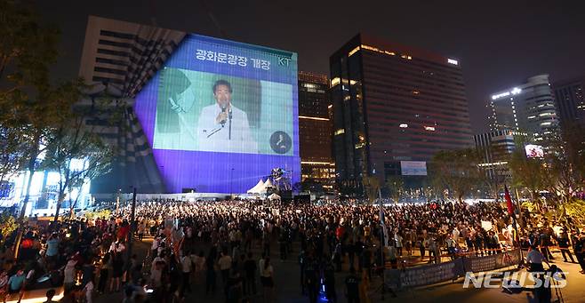 [서울=뉴시스] 김진아 기자 =  오세훈 서울시장이  6일 오후 서울 종로구 광화문에서 열린 광장 개장기념 행사 '광화문 광장 빛모락(樂)'에서 환영사를 하고 있다. (공동취재사진) 2022.08.06. photo@newsis.com