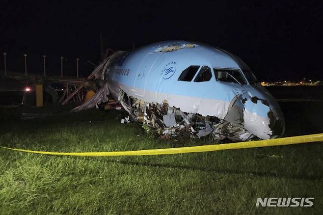 [세부=AP/뉴시스] 필리핀 민간항공청이 제공한 사진에 24일(현지시간) 대한항공 여객기가 필리핀 중부 세부 막탄 국제공항에서 활주로를 지나쳐 파손돼 있다. 인천공항에서 23일 오후 출발한 대한항공 KE631 여객기가 24일 늦은 시각 현지 기상 악화로 3차례 착륙 시도 끝에 활주로를 지나쳐 착륙해 파손됐으며 탑승자 173명 전원은 무사한 것으로 알려졌다. 2022.10.24.