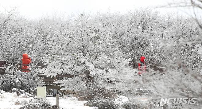 [제주=뉴시스] 우장호 기자 = 지난해 12월 19일 오후 제주 한라산 1100고지를 찾은 관광객들이 활짝 핀 상고대를 감상하며 즐거운 시간을 보내고 있다. 2021.12.19. woo1223@newsis.com