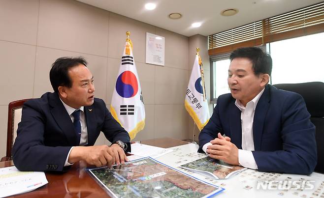 [오산=뉴시스] 이권재 오산시장이 원희룡 국토부장관을 면담하고 있다.