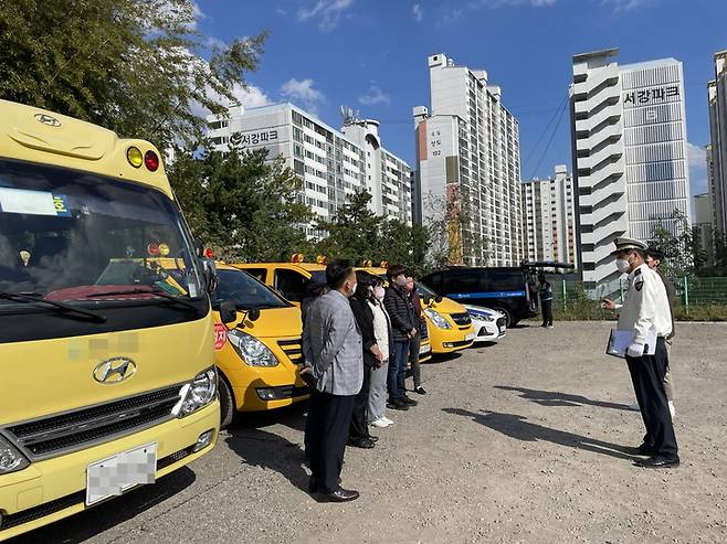 [울산=뉴시스]24일 울산 남구청과 남부경찰서, 한국교통안전공단 관계자들이 남구지역 어린이집 통학차량을 대상으로 합동점검을 진행하고 있다. (사진=울산 남구 제공) 2022.10.24. photo@newsis.com *재판매 및 DB 금지