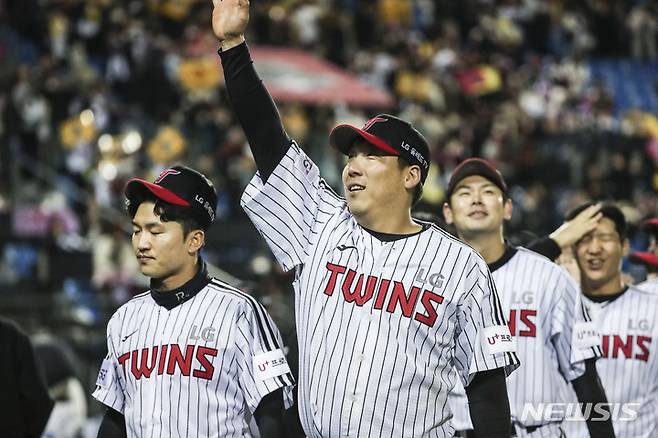 [서울=뉴시스] 김근수 기자 = 24일 서울 잠실야구장에서 열린 2022 KBO 포스트시즌 플레이오프 1차전 LG 트윈스와 키움 히어로즈의 경기종료, LG가 키움에 6대 3으로 승리한 뒤 선수들이 팬들에게 인사를 하고 있다. 2022.10.24. ks@newsis.com