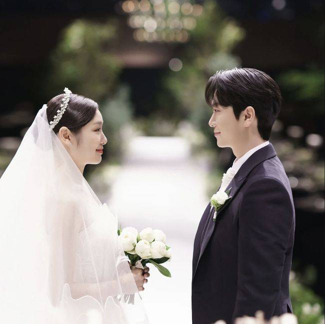 Kim Yuna, a figure queen, unveiled her marriage ceremony and shook her regrets.I was sorry that I could not tell the fans because it was done as a private.  ⁇  The figure queen  ⁇   ⁇  was congratulated by the unusual photo release after the marriage ceremony and received many congratulations.Kim Yuna and Ko Woo-rim started marriage ceremony at Shilla Hotel in Seoul on the 22nd and started the second act of life as a couple.Kim Yunas relationship with Ko Woo-rim began at the All That Skate Event in 2018.The two, who have since developed love, have come to fruition as a marriage after three years of dating.It is a private marriage ceremony, but it has gathered topics before the marriage ceremony.Kim Yuna and Ko Woo-rims marriage ceremony was a hot topic, as it was announced that Fores Stellar was singing through a sole report, and after that, wedding invitations were released.Kim Yuna and Ko Woo-rim said that it was a private ceremony.On the 22nd, Kim Yuna and Ko Woo-rim rang the wedding gown, revealing the wedding ceremony. The society was broadcasted by Shin Dong-yeop, and the celebration was called by Fore Stellar.The guests were former speed skater Lee Sang-hwa, skeleton player Yoon Sung-bin, Yoo Seung-min, IOC member, actor Ji Sung, Soo Jung, god Son Ho Young and musical actor Hong Kwang Ho.It was a private marriage ceremony, but the marriage ceremony was revealed through SNS and online community.Ko Woo-rim and Kim Yuna are holding hands and marrying each other. From the beginning of the marriage ceremony, Ko Woo-rim is kissing Ko Woo-rim. Kim Yuna is pushing Kim Yuna and Ko Woo-rim. It was called Unknown Vita, which was called Unknown Vita. The gift of 200,000 won worth of luxury goods also attracted attention.Marriage While leaving a deep lull in collecting topics until the next day, Kim Yuna met a good man and promised the future, and yesterday he married beautifully in the blessing of many people.I would like to express my gratitude to all those who congratulated me. I would like to express my gratitude to many people who helped me in the preparation process. I will do my best to live well as much as I am blessed with such a great blessing! Thank you.And Kim Yuna unexpectedly released a photo to the SNS and conveyed the marriage style and atmosphere.Kim Yuna, starting with his photo in a wedding dress, showed Ko Woo-rim looking at each other, walking with Virgin Lorde, and swearing eternal love for each other.He also released a wedding photo, and when he posted his last photo, he left a cute comment saying, Its over!Kim Yunas photo also conveyed congratulations from the Olympic official Instagram account to the 2024 Gangwon Winter Youth Olympic Games account, which makes Kim Yunas popularity come true as more than 100,000 likes are pressed for each post.It is unusual for Kim Yuna to upload a large number of photos to the SNS. It seems that he was sorry that he could not reveal much about the marriage.Kim Yuna was sorry after the marriage ceremony, but she showed her fans the pictures of the marriage ceremony.Fans also celebrated Kim Yunas future and once again celebrated the marriage of the figure queen.Kim Yuna, who knows the hearts of the fans better than anyone else, was able to get a glimpse of his mindfulness and consideration. Now I wonder what news Kim Yuna, who started his second act in life, will make his fans more happy.