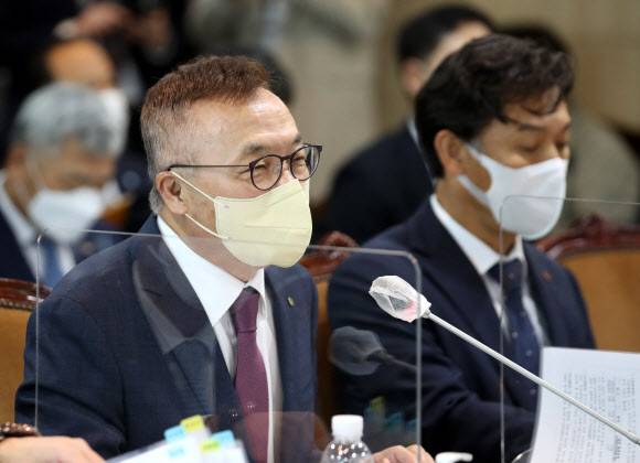 답변하는 황주호 한수원 사장 - 황주호 한국수력원자력 사장이 11일 전남 나주 한국전력 본사에서 열린 산업통상자원중소벤처기업위원회 국정감사에서 답변하고 있다. 2022.10.11 연합뉴스