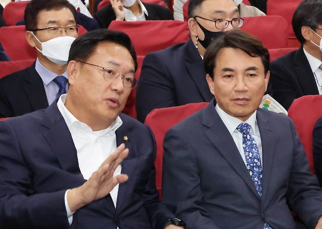 김진태 강원도지사(오른쪽)와 정진석 국민의힘 비상대책위원장이 10월11일 국회 의원회관에서 열린 '반도체 인력양성의 대전환! 강원도가 시작합니다' 토론회에서 대화를 나누고 있다. ⓒ 연합뉴스