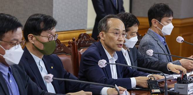 추경호 경제부총리 겸 기획재정부 장관(가운데)을 비롯한 경제부처장들이 10월23일 오후 서울 중구 은행회관에서 열린 비상 거시경제 금융회의를 마친 뒤 결과를 발표하고 있다. ⓒ 연합뉴스