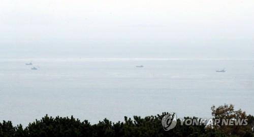 연평도 서해 북방한계선서 조업하는 중국어선들     (연평도=연합뉴스) 윤태현 기자 = 16일 오전 인천시 옹진군 연평면 해병대 연평부대에서 바라본 서해 북방한계선(NLL) 인근에서 중국 어선들이 조업하고 있다. 2022.10.24