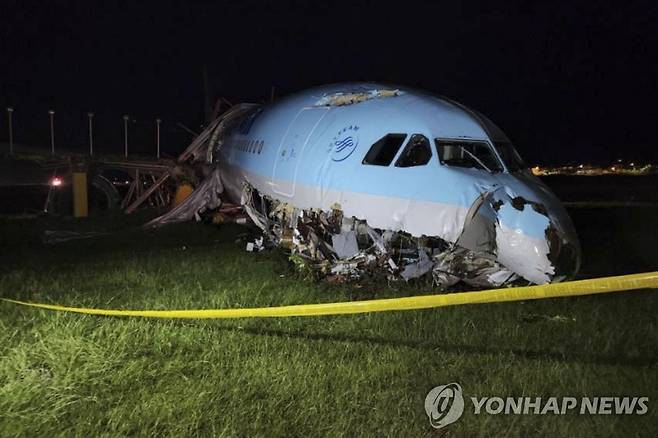 활주로 이탈 사고로 파손된 대한항공 여객기 기체 (세부 AP=연합뉴스) 24일 필리핀 세부 막탄공항에서 활주로를 이탈한 뒤 멈춘 대한항공 여객기 기체 일부가 파손된 모습. 173명의 승객이 탑승한 문제의 여객기는 기상 악화 탓에 막탄 공항에 착륙한 직후에 활주로를 이탈했다. 당국은 탑승자 전원이 모두 무사하다고 밝혔다. 이 사고로 공항은  잠정 폐쇄됐다. [필리핀 민항국 제공] 2022.10.24 jsmoon@yna.co.kr