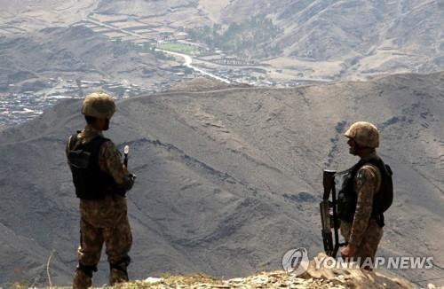 아프간 국경 지대를 순찰하는 파키스탄 정부군. [EPA 연합뉴스 자료사진. 재판매 및 DB 금지]