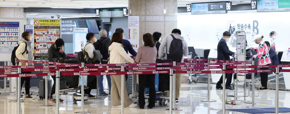 일본이 한국인 무비자 관광을 허용한 후 첫 주말을 하루 앞둔 지난 14일 오전 서울 강서구 김포국제공항 국제선 카운터에서 탑승객들이 김포~하네다 항공편 탑승수속을 기다리고 있다. (사진=연합뉴스)