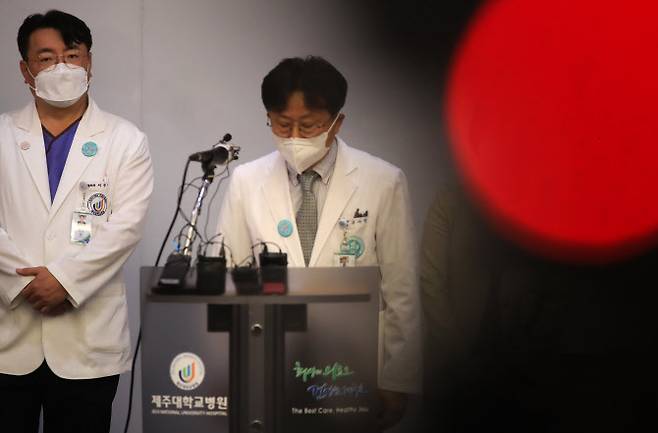 강사윤 제주대병원 진료처장이 지난 4월 28일 제주대병원 2층 국제획의실에서 기자회견을 열어 지난달 발생한 ‘12개월 영아 사망’과 관련한 병원 입장을 밝히고 있다. 강 처장은 “유족분들에게 너무 큰 상처와 심려를 끼쳐 드린데 대해 심심한 사과의 말씀을 드리며, 이에 제주대병원은 향후 진행되는 경찰 조사에 성심성의를 다해 임하겠다”고 말했다. (사진=뉴시스)