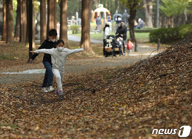 시민들이 가을을 즐기고 있다.  ⓒ News1 신웅수 기자