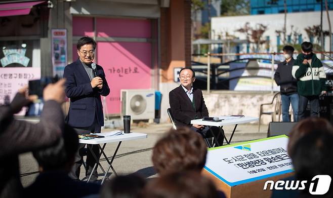 25일 김동연 경기지사(왼쪽)가 연천군 전곡읍 '첫머리거리'에서 김덕현 연천군수와 함께 민생현장 맞손토크를 진행, 주민들의 질문을 받고 있다. (연천군청 제공)