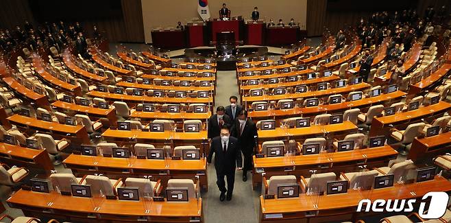 윤석열 대통령이 25일 오전 국회 본회의장에서 내년도 정부 예산안에 대한 시정연설을 마친 뒤 텅빈 더불어민주당 의원석 사이로 걸어나가고 있다. (공동취재) 2022.10.25/뉴스1 ⓒ News1 허경 기자