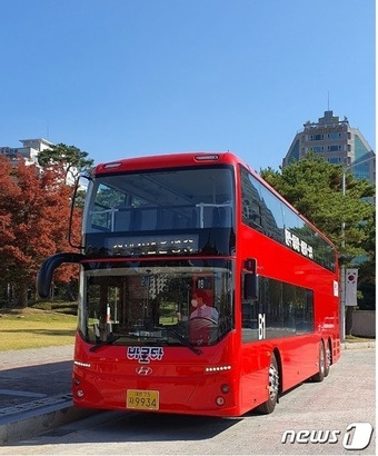 다음달 14일부터 대전역~오송역 구간을 운행하는 간선급행버스(BRT) B1노선에 투입될 예정인 2층 전기저상버스 모습.(대전시 제공)