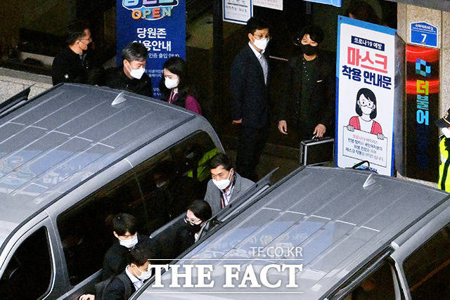 지난 24일 오후 서울 영등포구 여의도 더불어민주당 중앙당사 앞에서 검찰 관계자들이 압수수색을 마치고 차량에 오르고 있다./이선화 기자