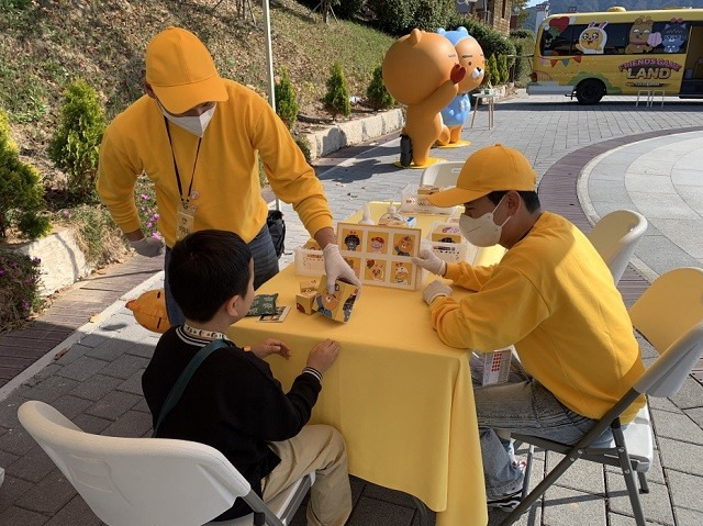 전남 장흥군에서 한 아동이 '점자 블록 게임'을 즐기고 있다. /카카오게임즈 제공