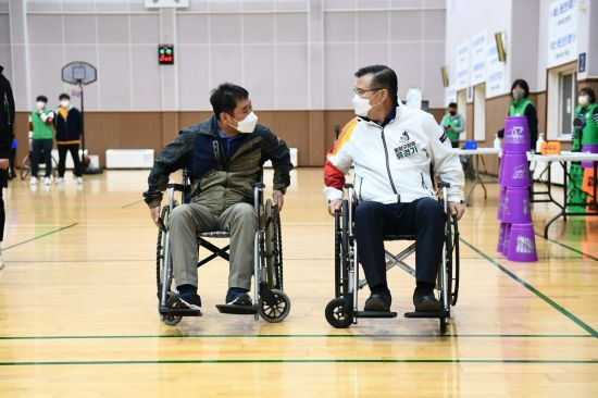 류경기 중랑구청장이 구민과 함께하는 휠체어 달리기에 앞서 이야기를 나누고 있는 모습