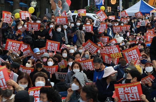 22일 오후 서울 시청역 앞에서 촛불전환행동 등 시민단체 회원들이 김건희 특검 윤석열 퇴진 11차 전국집중 촛불 집회를 하고 있다. /연합뉴스