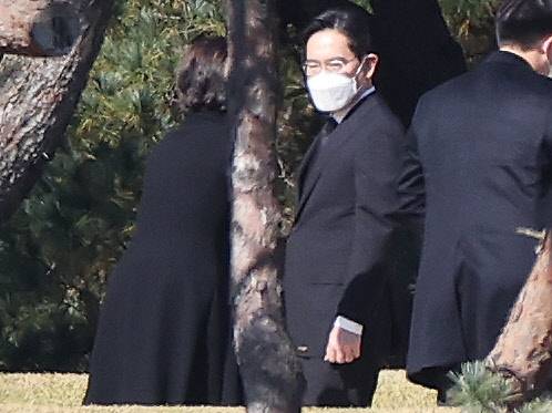 고 이건희 회장 2주기 참석한 이재용 부회장







연합뉴스