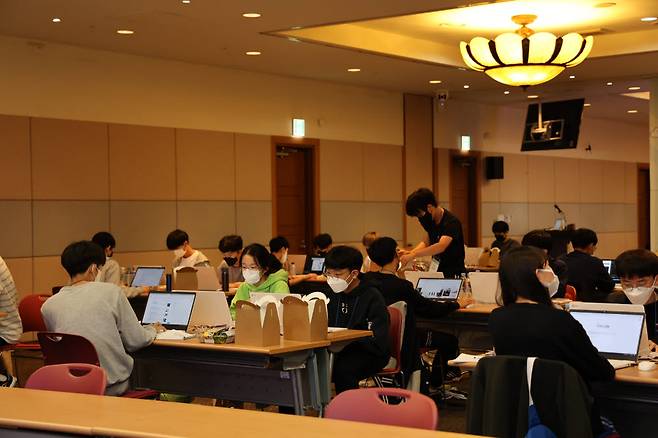 2022 한국코드페어 해커톤 본선에 참여한 학생들이 작품을 만들고 있다.