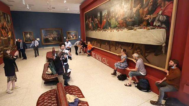 저스트 스톱 오일 소속 회원들이 7월 5일 영국 런던 왕립예술원에서 전시된 ‘최후의 만찬’ 액자에 손을 붙이고 있다. 이 그림은 지오바니 피에트로 리졸리가 1520년께 다 빈치의 그림을 모사한 작품이다. 페이스북 캡처