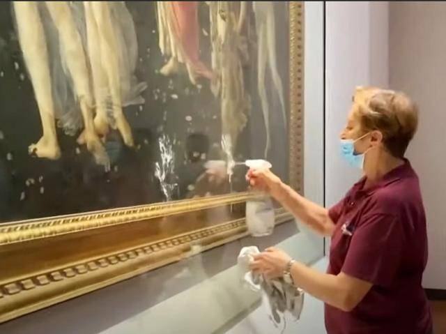14일 이탈리아 피렌체 우피치갤러리에서 한 직원이 산드로 보티첼리의 봄을 뜻하는 '프리마베라' 작품에 남은 손자국을 지우고 있다. 유튜브 캡처
