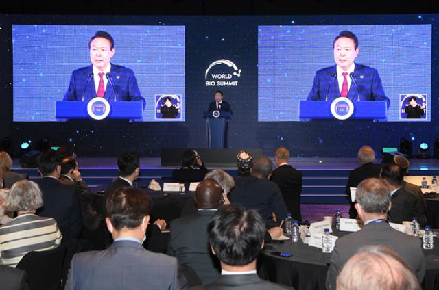 윤석열 대통령이 25일 서울 광진구 그랜드 워커힐 서울 비스타홀에서 개막한 '2022 세계 바이오 서밋'에서 개회사를 하고 있다. 서재훈 기자