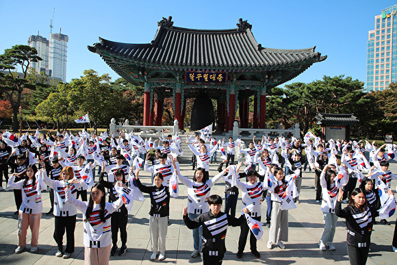 25일 국채보상공원에서 대구시민과 학생 122명이 독도의 날 플래시몹을 펼치고 있다. [사진=대구시]