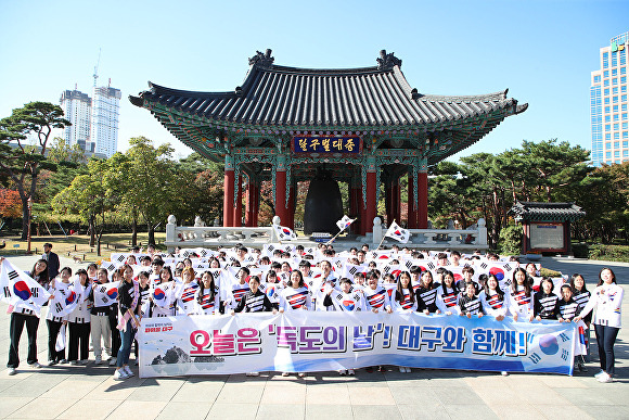 25일 독도의날 플래시몹에 참가한 대구시민과 학생들이 태극기를 흔들고 있다. [사진=대구시]