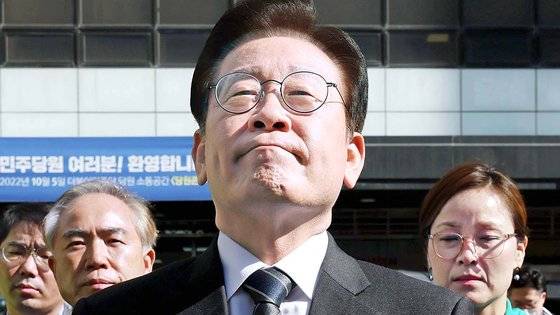 이재명 더불어민주당 대표가 민주연구원에 대한 검찰 압수수색이 진행 된 지난 24일 오전 서울 여의도 더불어민주당 중앙당사 앞에서 취재진에게 입장을 밝히던 중 잠시 울먹이며 말을 잇지 못하고 있다. 연합뉴스