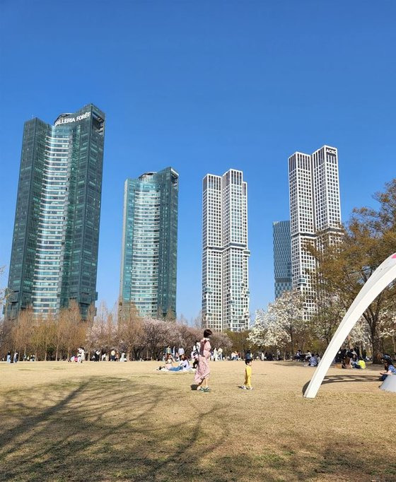 서울 성동구 성수동 일대 서울숲에서 바라본 초고가 아파트 갤러리아 포레(왼쪽)와 아크로 서울 포레스트(오른쪽). 황의영 기자