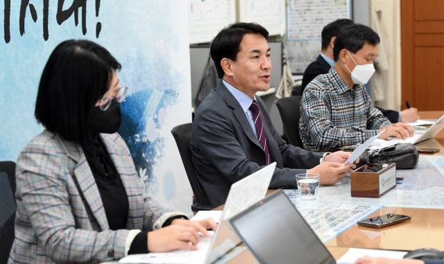 ▲ 김진태 도지사는 24일 도청 기자실에서 레고랜드 사태에 대한 입장을 밝혔다.  서영