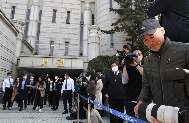 2020년 9월 북한군의 총격을 받아 숨진 해양수산부 공무원 고(故) 이대준씨의 형 이래진씨(오른쪽)가 지난 21일 서울중앙지법에서 구속 전 피의자 심문(영장실질심사)을 받고 나오는 서욱 전 국방부 장관을 기다리고 있다. 연합뉴스