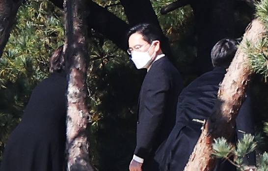이재용 삼성전자 부회장이 25일 오전 경기도 수원시 선영에서 치러진 고 이건희 삼성그룹 회장 2주기 추모식에 참석해 있다. 연합뉴스.