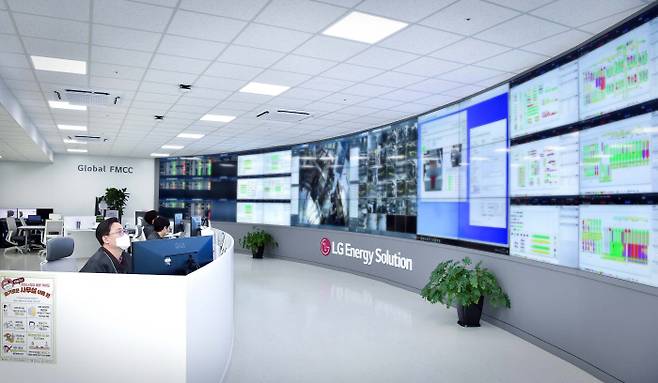 LG에너지솔루션이 오창공장 내 구축한 팩토리 모니터링 컨트롤 센터(Factory Monitoring Control Center·FMCC). [사진 제공 = LG에너지솔루션]