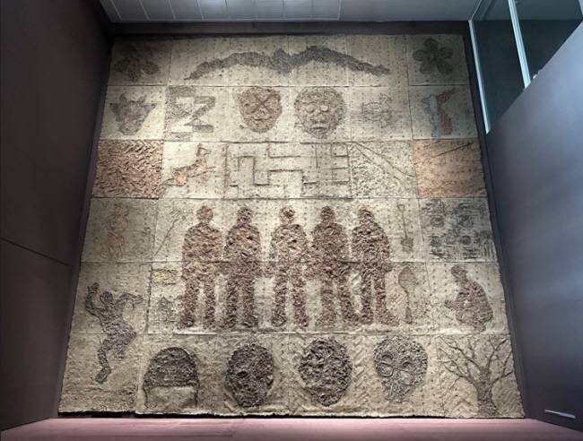 ‘여기, 일어서는 땅’. 가로, 세로 각 12m의 대형 설치 작품으로 흙을 떠내 만들었다.