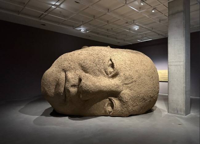 임옥상, 흙의 소리, 흙 혼합재료 390×480×300㎝.  국립현대미술관 제공