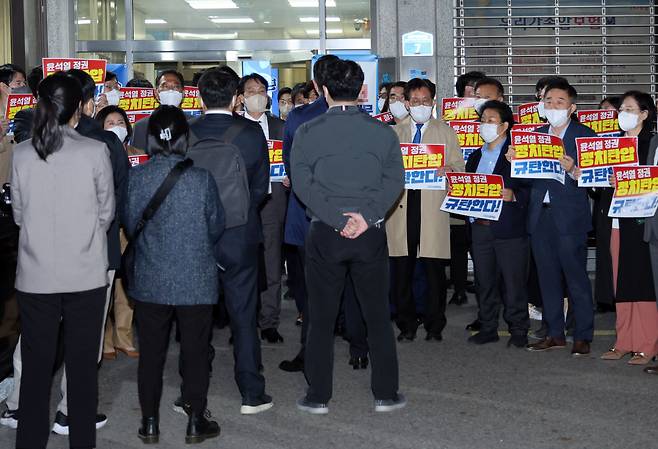 지난 19일 더불어민주당 의원들이 서울 여의도 중앙당사 앞에서 검찰의 민주연구원 압수수색을 막아서고 있다. [연합]