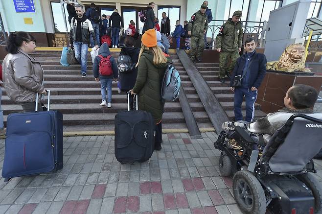 24일(현지시간) 우크라이나 남부 헤르손에서 대피한 주민들이 임시 거처가 마련된 크림반도 한 기차역에 도착하고 있다. [EPA]