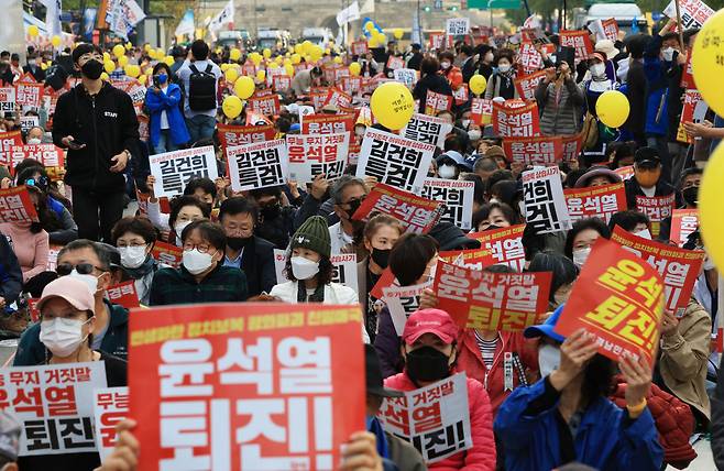 지난 22일 오후 서울 시청역 앞에서 촛불전환행동 등 시민단체 회원들이 김건희 특검 윤석열 퇴진 11차 전국집중 촛불 집회를 하고 있는 모습. [연합]