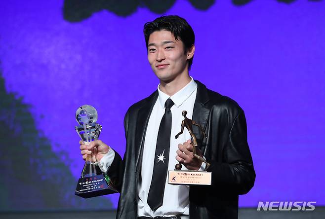 [서울=뉴시스] 고승민 기자 = 24일 서울 양재동 더케이호텔에서 열린 하나원큐 K리그 어워즈 2022에서 K리그1 최다득점상과 베스트11 FW상을 수상한 조규성이 기념촬영하고 있다. 2022.10.24. kkssmm99@newsis.com