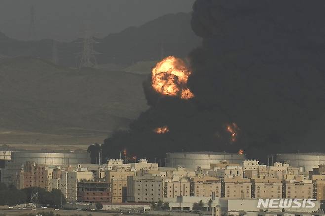 [제다=AP/뉴시스] 25일(현지시간)  사우디아라비아 제다의 아람코 석유저장시설에 연기와 불길이 치솟고 있다. 이 화재는 예멘 반군의 공격으로 발생했다. 2022.03.26