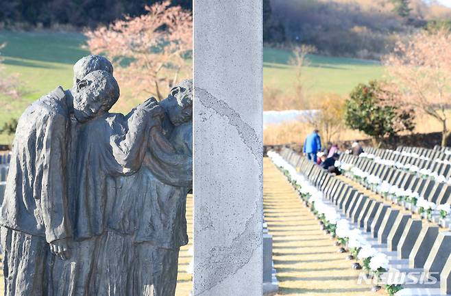 [제주=뉴시스] 우장호 기자 = 제주시 봉개동 제주4·3 평화공원 행방불명인 표지석에 유족들이 찾아와 참배하고 있다. 2022.04.03. woo1223@newsis.com