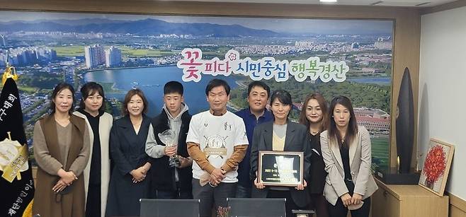 올해 전국대회 4관왕인 경산시 리틀야구단 감독과 선수, 학부모 대표들을 만난 조현일 경산시장(중앙) *재판매 및 DB 금지