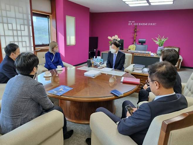 우범기 전주시장은 24일 전주시장실에서 최근 밀라노 패션위크에서 한복을 세계로 알린 황이슬 모던한복 브랜드 리슬 대표와 만나 지역 한복 산업의 발전 방향에 대해 논의했다. 전주시 제공