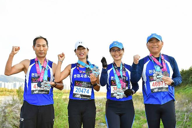 현대자동차 울산공장 마라톤동호회 소속 부부 마라토너 2쌍이 세계 6대 마라톤대회 풀코스를 모두 완주했다. 사진 왼쪽부터 황영균 · 박계선 부부, 오길자·정남귀 부부. 현대자동차 울산공장 제공