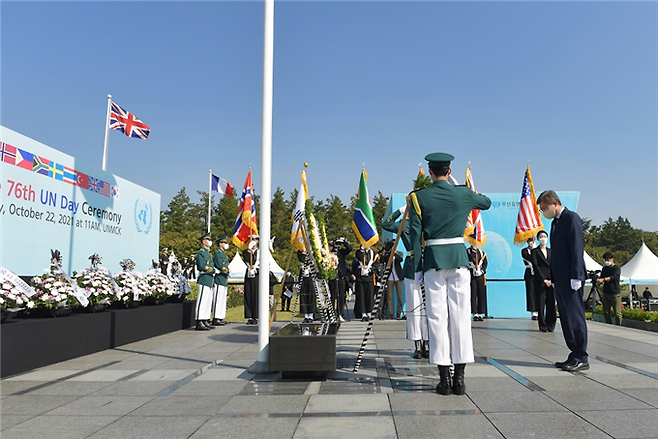 지난 2021년 열린 제76주년 유엔의 날 기념식에서 박형준(오른쪽) 부산시장이 유엔군 전몰장병에 대해 헌화한 뒤, 묵념을 올리고 있다. 부산시 제공