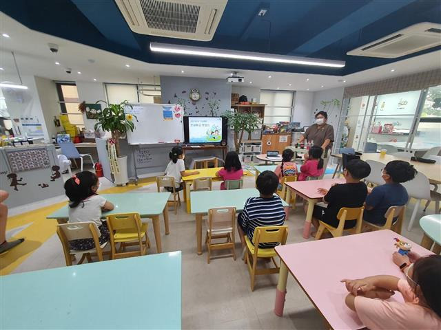 수돗물 전문 이야기 강사 ‘아리수 스토리텔러’가 유치원을 직접 찾아 아이들에게 물의 중요성에 대해 설명하고 있다. 서울시 제공